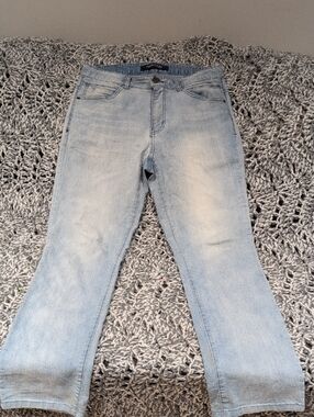 Classic flattering, and easy to wear | these Habitual jeans are the perfect look